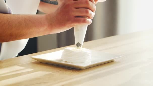 Young bereidt meringue dessert in een moderne keuken. De man bereidt thuis eten. Gezond voedsel koken. — Stockvideo