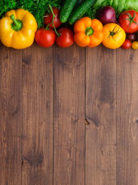 Sağlıklı ve lezzetli vejetaryen ve vejetaryen yemekleri hazırlamak için taze ürün seçimi. Masanın üzerinde çeşitli sebzeler ve meyveler var. Düz yatıyordu.