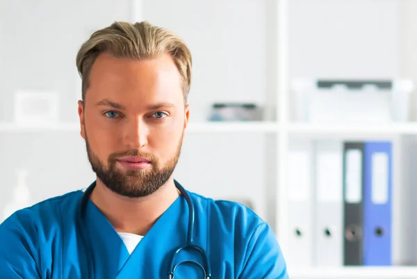 Berufsärztin in der Krankenhauspraxis, Porträt eines jungen und selbstbewussten Arztes. — Stockfoto