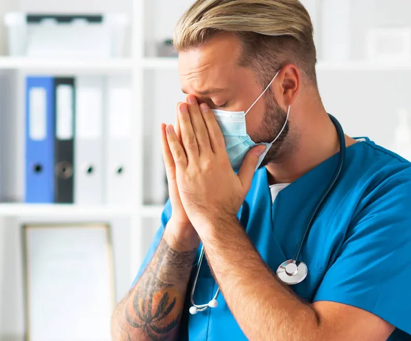 Professionell läkare på sjukhus kontor, Porträtt av ung och säker läkare i skyddsmask. — Stockfoto