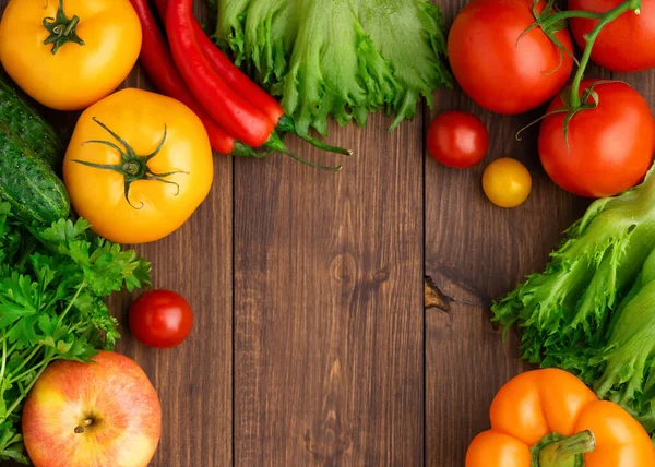 健康的でおいしいベジタリアンやビーガンフードを準備するための新鮮な製品の選択.様々な野菜や果物がテーブルの上に置かれています。平敷. — ストック写真