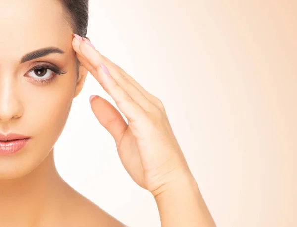 Hermosa cara de mujer joven y saludable. Spa, cosmetología y asistencia sanitaria. —  Fotos de Stock