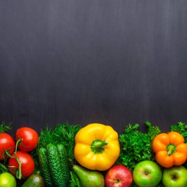 Sağlıklı ve lezzetli vejetaryen ve vejetaryen yemekleri hazırlamak için taze ürün seçimi. Masanın üzerinde çeşitli sebzeler ve meyveler var. Düz yatıyordu.