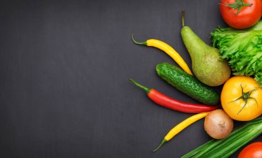 Sağlıklı ve lezzetli vejetaryen ve vejetaryen yemekleri hazırlamak için taze ürün seçimi. Masanın üzerinde çeşitli sebzeler ve meyveler var. Düz yatıyordu.