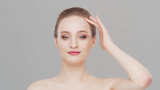 Studioporträt einer jungen, schönen und natürlichen Frau. Gesichtslifting, Kosmetik und Make-up-Konzept. — Stockvideo