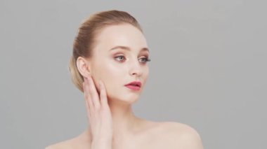 Genç, güzel ve doğal bir kadının stüdyo portresi. Yüz gerdirme, kozmetik ve makyaj konsepti.