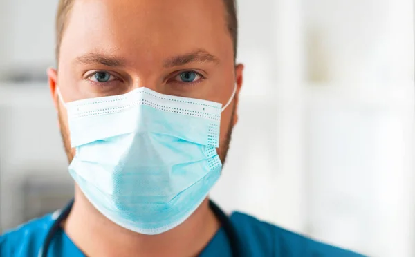 Médico profissional em consultório hospitalar, Retrato de médico jovem e confiante em máscara protetora. — Fotografia de Stock