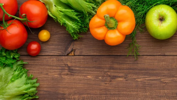Sélection de produits frais pour préparer des aliments végétariens et végétaliens sains et délicieux. Divers légumes et fruits sont sur la table. Pose plate. — Photo