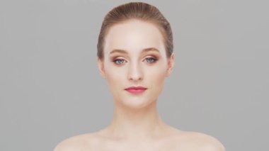 Genç, güzel ve doğal bir kadının stüdyo portresi. Yüz gerdirme, kozmetik ve makyaj konsepti.