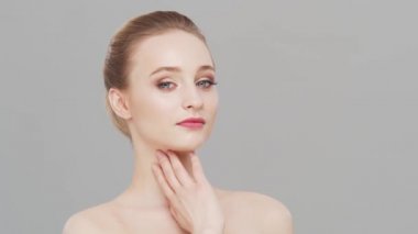 Genç, güzel ve doğal bir kadının stüdyo portresi. Yüz gerdirme, kozmetik ve makyaj konsepti.