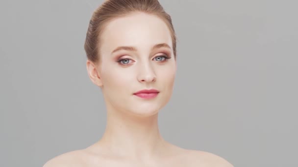 Studio porträtt av ung, vacker och naturlig kvinna. Ansiktslyftning, kosmetika och make-up koncept. — Stockvideo