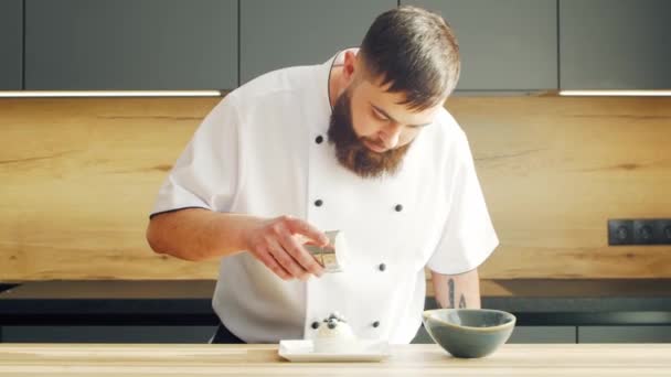 Young prepara a sobremesa de merengue em uma cozinha moderna. O homem prepara comida em casa. Cozinhar alimentos saudáveis. — Vídeo de Stock