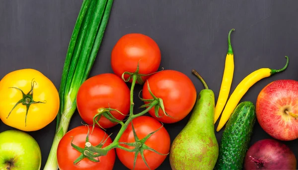 Sélection de produits frais pour préparer des aliments végétariens et végétaliens sains et délicieux. Divers légumes et fruits sont sur la table. Pose plate. — Photo