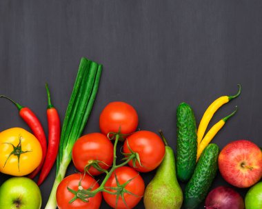 Sağlıklı ve lezzetli vejetaryen ve vejetaryen yemekleri hazırlamak için taze ürün seçimi. Masanın üzerinde çeşitli sebzeler ve meyveler var. Düz yatıyordu.