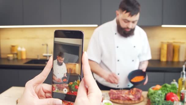 Jonge vrouw en man bereiden eten en organiseren een kookprogramma. De bloggers komen uit de keuken. Gezonde voedselbereiding. — Stockvideo