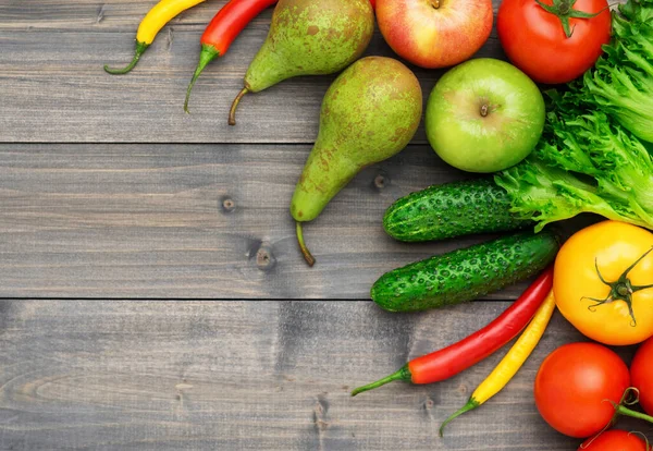 Sélection de produits frais pour préparer des aliments végétariens et végétaliens sains et délicieux. Divers légumes et fruits sont sur la table. Pose plate. — Photo