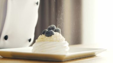 Young modern bir mutfakta kremalı tatlı hazırlıyor. Adam evde yemek hazırlıyor. Sağlıklı yemek pişirmek..