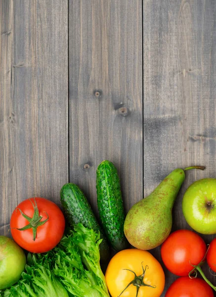 Selección de productos frescos para preparar alimentos vegetarianos y veganos saludables y deliciosos. Varias verduras y frutas yacen sobre la mesa. Puesta plana. Fotos De Stock