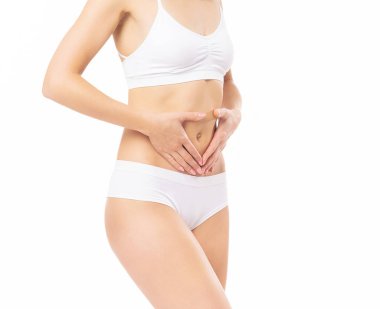 Güzel ve formda bir kadın figürünün yakın çekimi. Mayolu genç bir kadının stüdyo fotoğrafı..