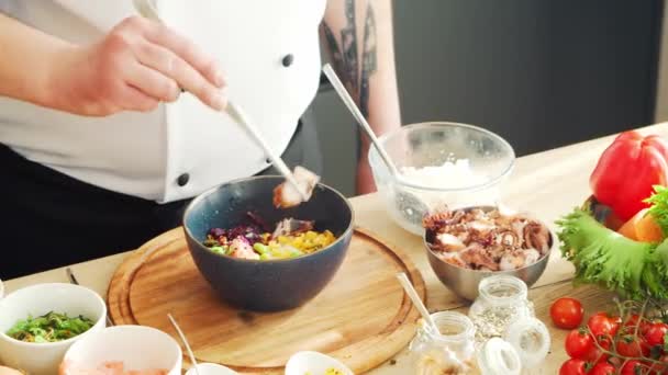 Young bereitet in einer modernen Küche eine Poke-Bowl zu. Der Mann bereitet zu Hause Essen zu. Gesundes Kochen. — Stockvideo