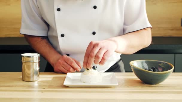 Young prepara il dessert alla meringa in una cucina moderna. L'uomo prepara il cibo a casa. Cucinare cibo sano. — Video Stock