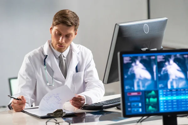 Professioneller Arzt, der im Krankenhausbüro mit Computertechnologie arbeitet. Medizin, Kardiologie und Gesundheitswesen. — Stockfoto