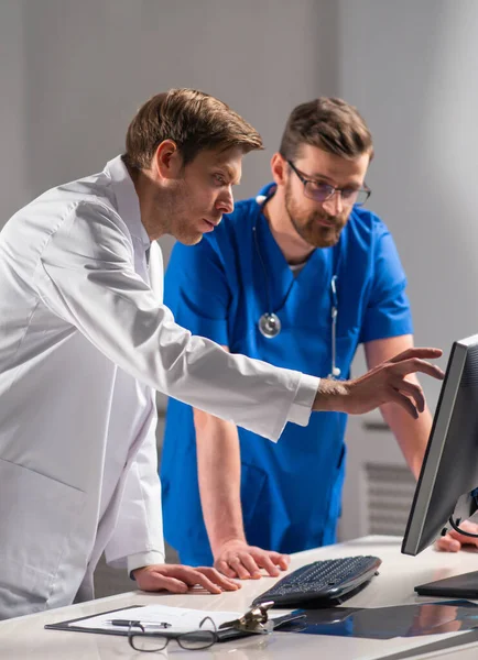 Médicos profesionales que trabajan en la oficina del hospital usando tecnología informática. Medicina, neurocirugía y atención sanitaria. —  Fotos de Stock