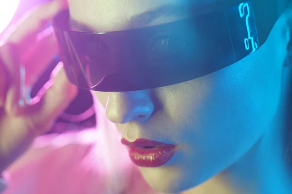 Portret van een mooi en jong meisje in cyberpunk stijl. Gemengde kleur lichteffect. Futuristisch concept. — Stockfoto
