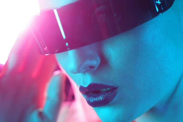 Portrait d'une belle et jeune fille dans le style cyberpunk. Effet de lumière de couleur mixte. Concept futuriste. — Photo