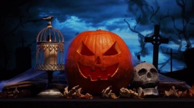 Korkunç gülen balkabağı ve korkunç gotik mezarlık arka planında eski bir kafatası. Cadılar Bayramı, büyücülük ve sihir.