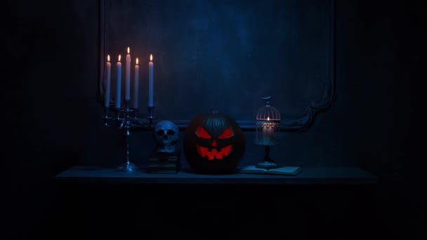 Läskigt skrattande pumpa och gammal skalle på antik gotisk öppen spis. Halloween, häxeri och magi. — Stockvideo