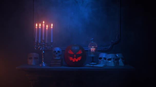 Gruselig lachender Kürbis und alter Totenkopf auf altem gotischen Kamin. Halloween, Hexerei und Magie. — Stockvideo