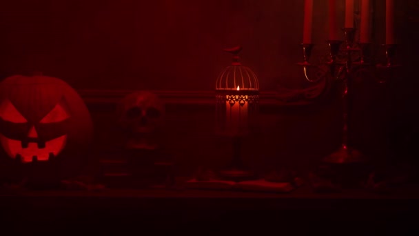 古代ゴシック様式の暖炉の上でカボチャと古い頭蓋骨を笑って怖い。ハロウィーン、魔女と魔法. — ストック動画