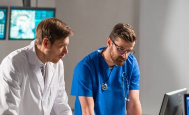 Hastane ofisinde çalışan profesyonel tıp doktorları bilgisayar teknolojisi kullanıyorlar. Tıp, sinir cerrahisi ve sağlık hizmetleri.