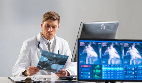Hastane ofisinde çalışan profesyonel tıp doktoru bilgisayar teknolojisi kullanıyor. İlaç, kardiyoloji ve sağlık hizmetleri. — Stok fotoğraf