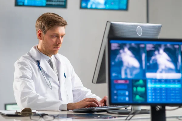 Medico professionista che lavora nello studio ospedaliero utilizzando la tecnologia informatica. Medicina, cardiologia e sanità. — Foto Stock