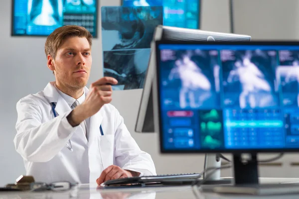 Professionele arts werkzaam in het ziekenhuis kantoor met behulp van computertechnologie. Geneeskunde, cardiologie en gezondheidszorg. — Stockfoto