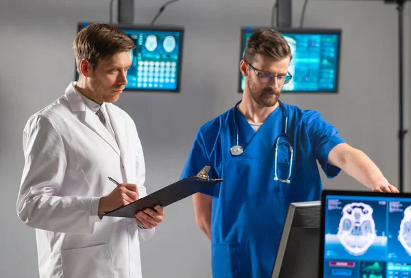 Médecins professionnels travaillant dans le bureau de l'hôpital en utilisant la technologie informatique. Médecine, neurochirurgie et santé. — Photo