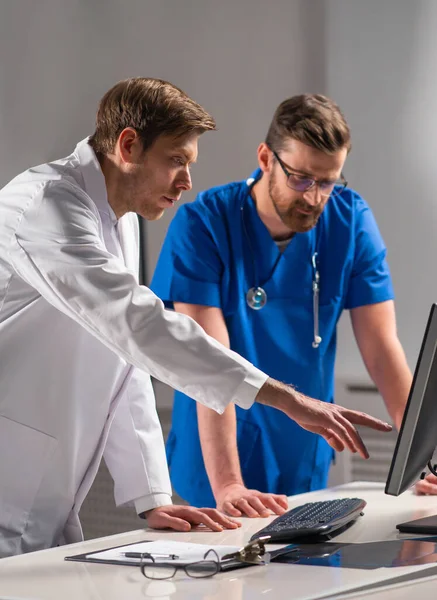 Medici professionisti che lavorano nello studio ospedaliero utilizzando la tecnologia informatica. Medicina, neurochirurgia e sanità. — Foto Stock