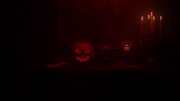 Ijesztő nevető tök és öreg koponya az ősi gótikus kandallón. Halloween, boszorkányság és varázslat. — Stock videók