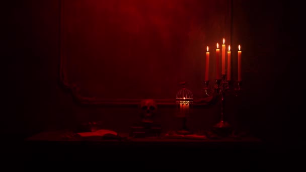 神秘的なハロウィーンの静物の背景。頭蓋骨、ろうそくのある燭台、古い暖炉。ホラーと魔女. — ストック動画