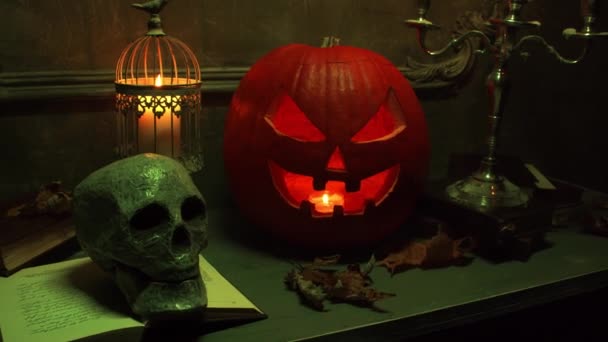 Zucca spaventosa che ride e vecchio teschio sul camino gotico antico. Halloween, stregoneria e magia. — Video Stock