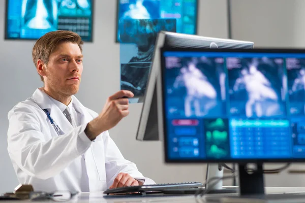 Professioneller Arzt, der im Krankenhausbüro mit Computertechnologie arbeitet. Medizin, Kardiologie und Gesundheitswesen. — Stockfoto