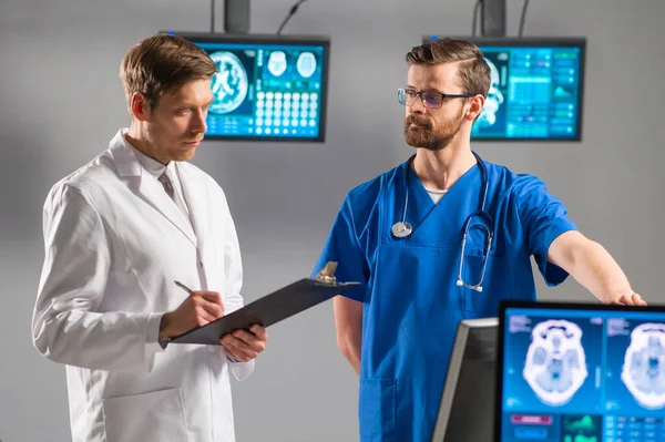 Professionelle Ärzte arbeiten in Krankenhausbüros mit Computertechnologie. Medizin, Neurochirurgie und Gesundheitswesen. — Stockfoto