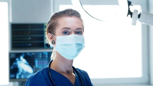 Medico professionista che lavora nella medicina di emergenza. Ritratto dell'infermiera in maschera protettiva. — Foto Stock