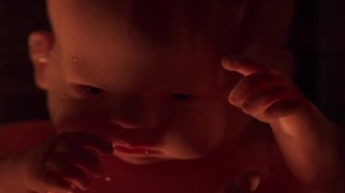 Kadın rahminde bir insan bebeği. Hamilelik sırasında embriyo gelişimi. Bir bebekle taklit..