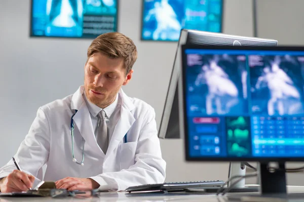 Επαγγελματίας ιατρός που εργάζεται σε νοσοκομειακό γραφείο χρησιμοποιώντας τεχνολογία υπολογιστών. Ιατρική, καρδιολογία και υγειονομική περίθαλψη. — Φωτογραφία Αρχείου