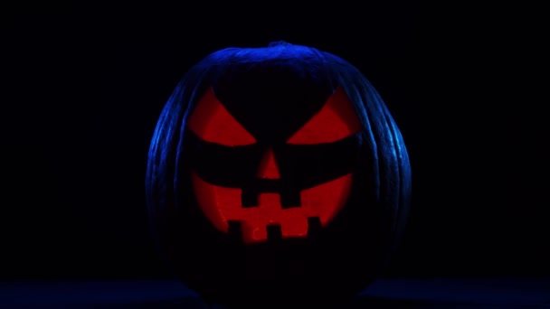 Przerażająca dynia na ciemnym tle. Halloween, czary i magia. — Wideo stockowe