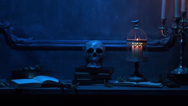 Μυστική αποκριάτικη νεκρή φύση. Κρανίο, κηροπήγιο με κεριά, παλιό τζάκι. Τρόμος και μαγεία. — Αρχείο Βίντεο