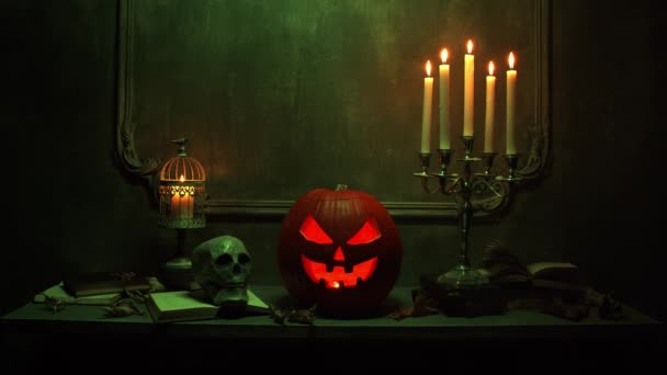 Ijesztő nevető tök és öreg koponya az ősi gótikus kandallón. Halloween, boszorkányság és varázslat. — Stock videók